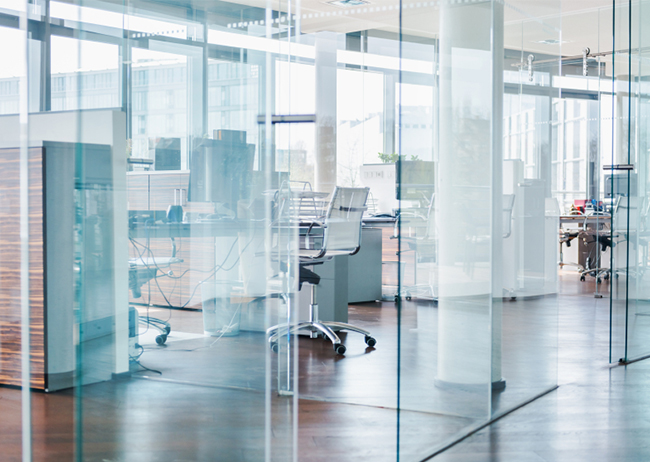 Veiligheidsglas – wanneer kies je voor gehard of gelaagd glas?