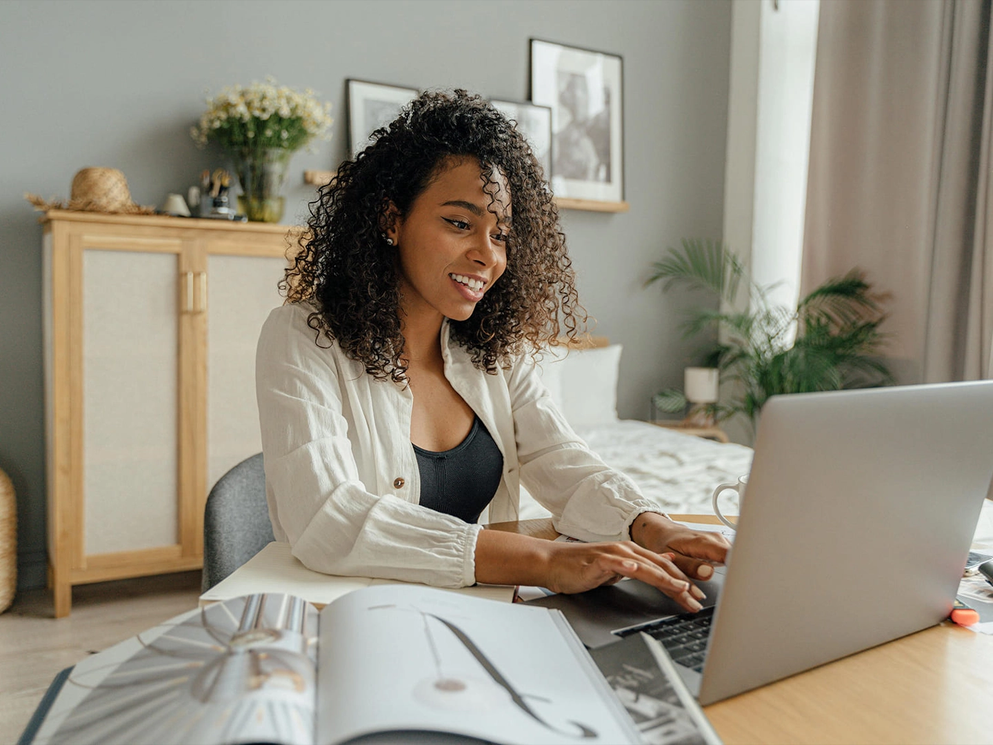 Utilisation intuitive d’un site web sur ordinateur portable.