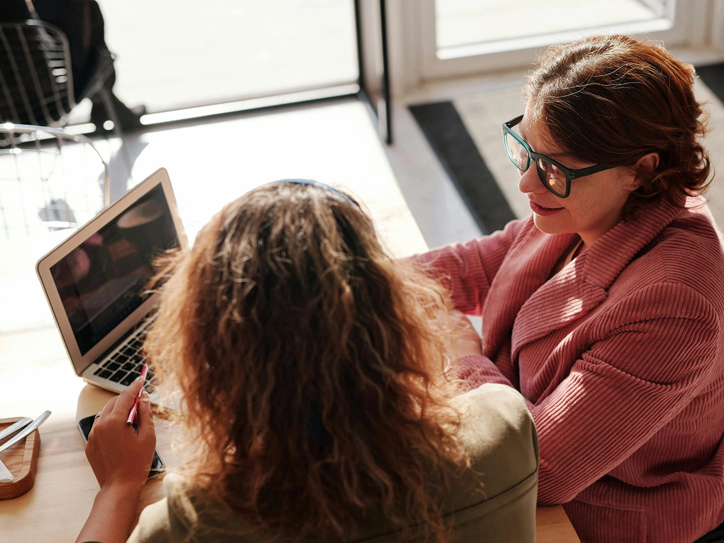 Échange professionnel illustrant un accompagnement personnalisé.