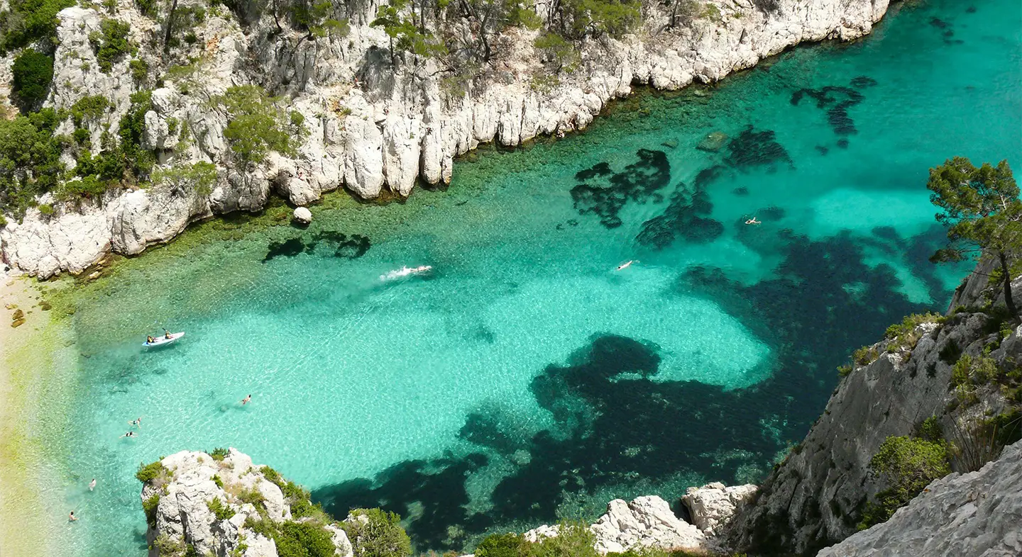 Vue aérienne d’une calanque méditerranéenne, visuel du projet Meditalents.