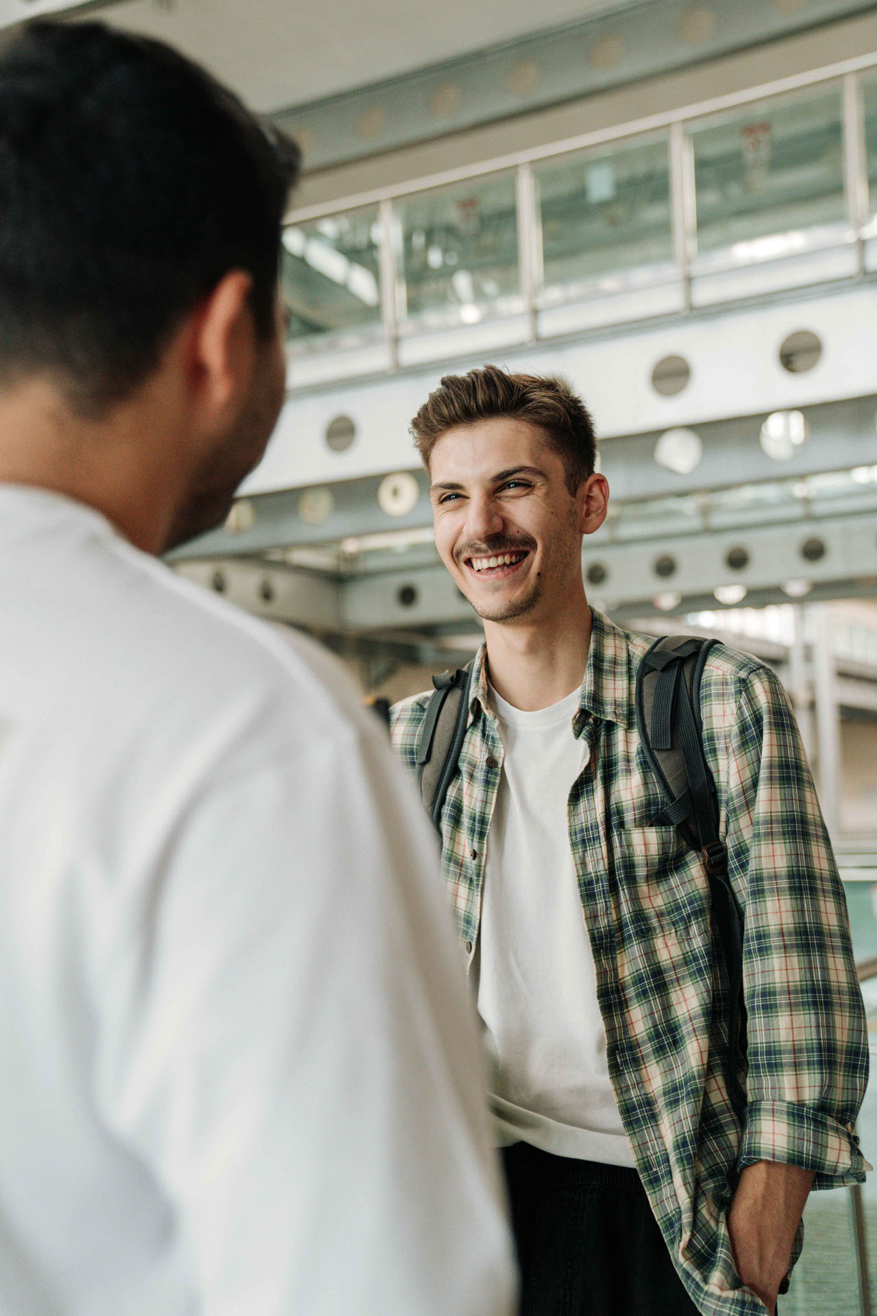 Zwei Personen sprechen miteinander und lachen