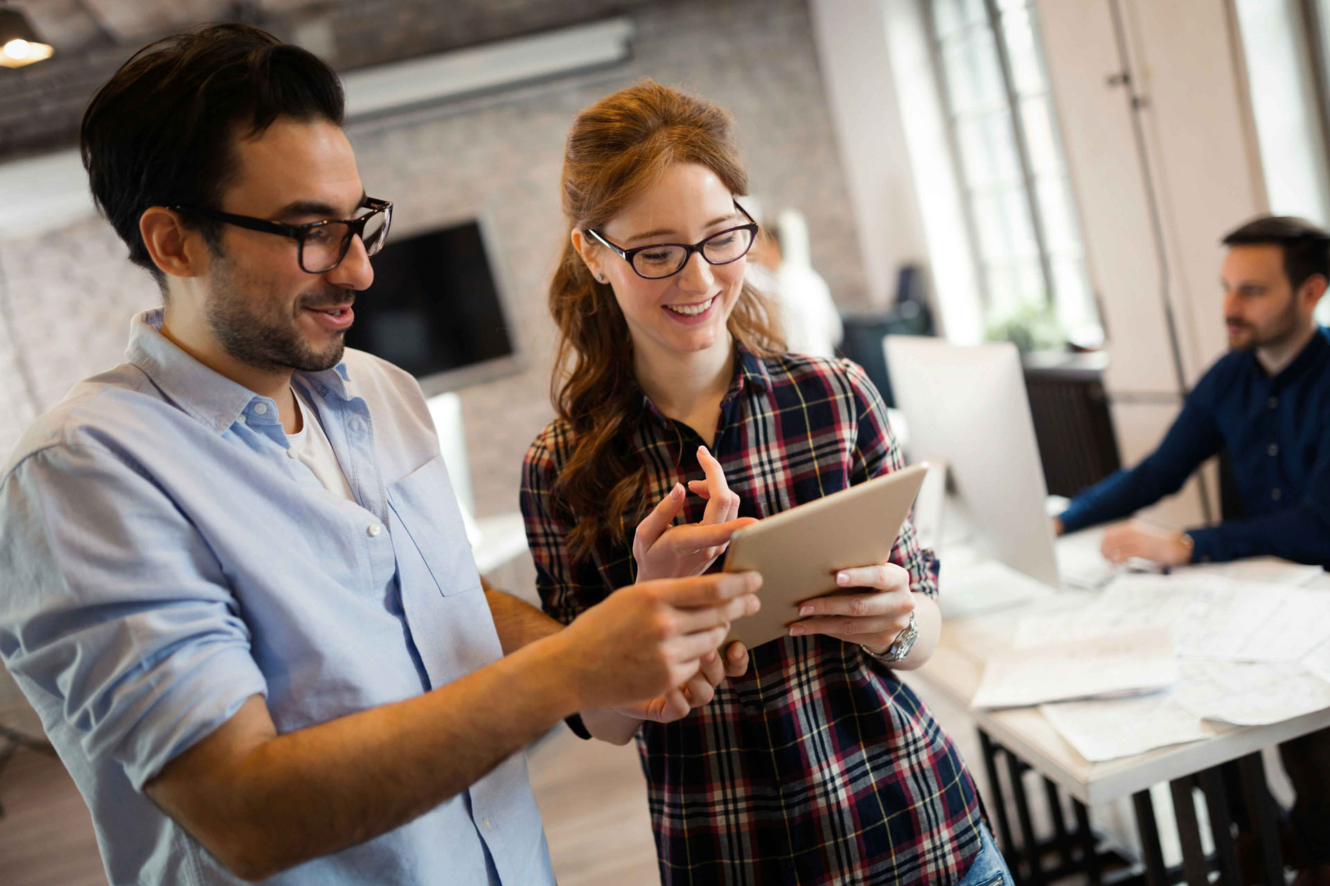 Zwei Personen betrachten Inhalte auf einem Tablet