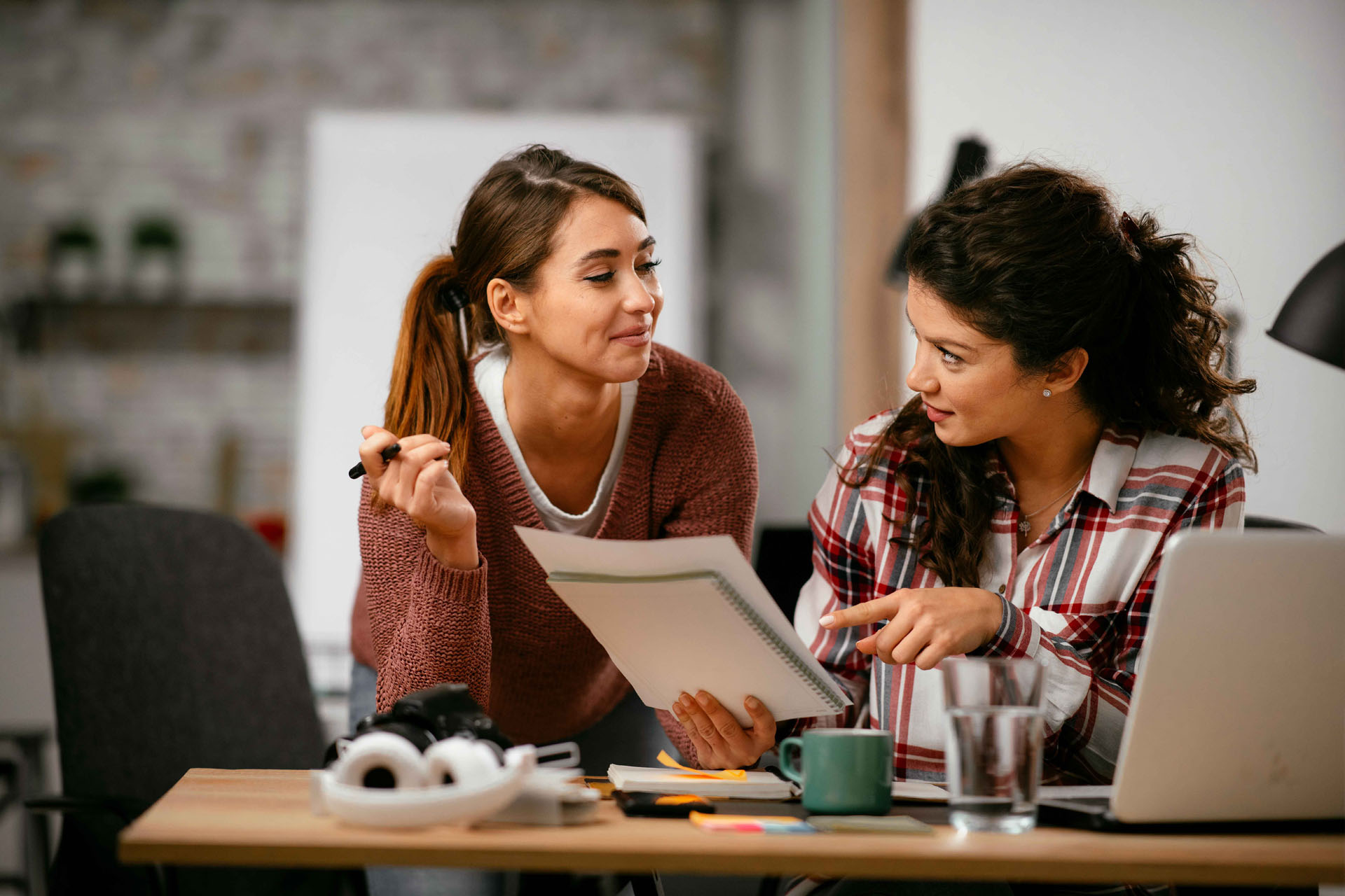 Zwei Kolleginnen unterhalten sich während dem Lernen