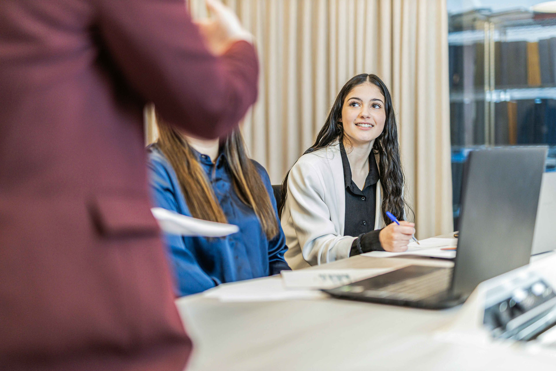 Gespräch zwischen Dozent:in und Studierenden