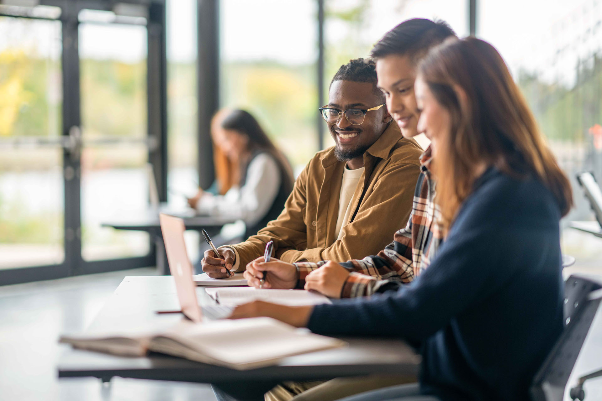 Gruppe lernt gemeinsam an einem langen Tisch