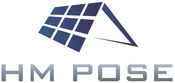 Logo avec motif géométrique bleu symbolisant un toit ou des panneaux, avec le texte HM POSE en lettres majuscules grises en dessous.