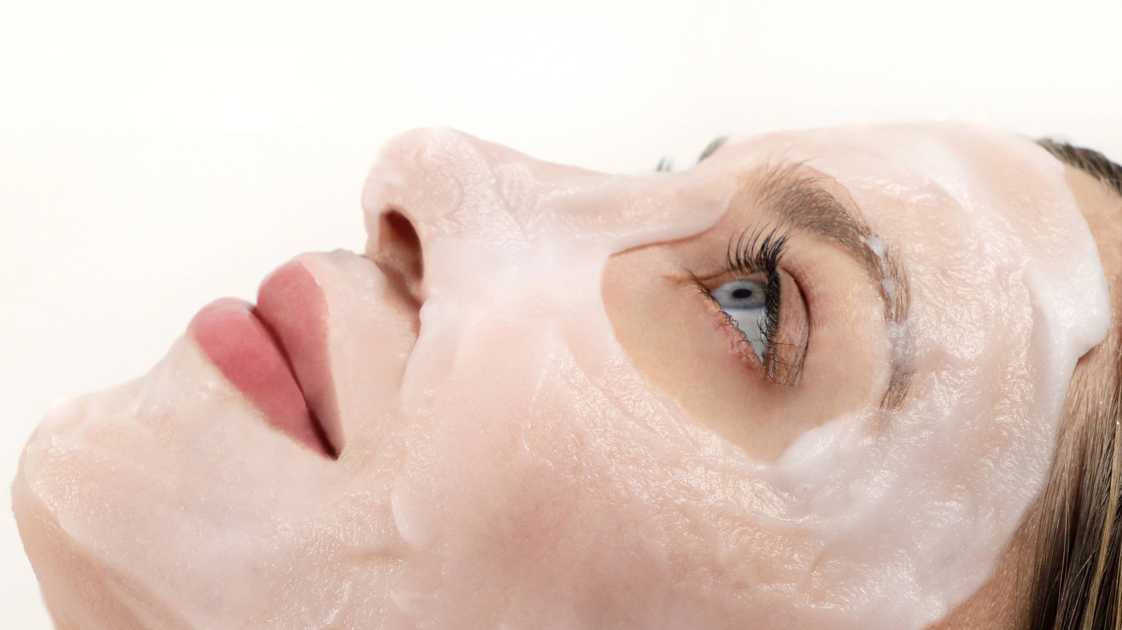 Soin visage reposant sur une femme durant un soin Gemology