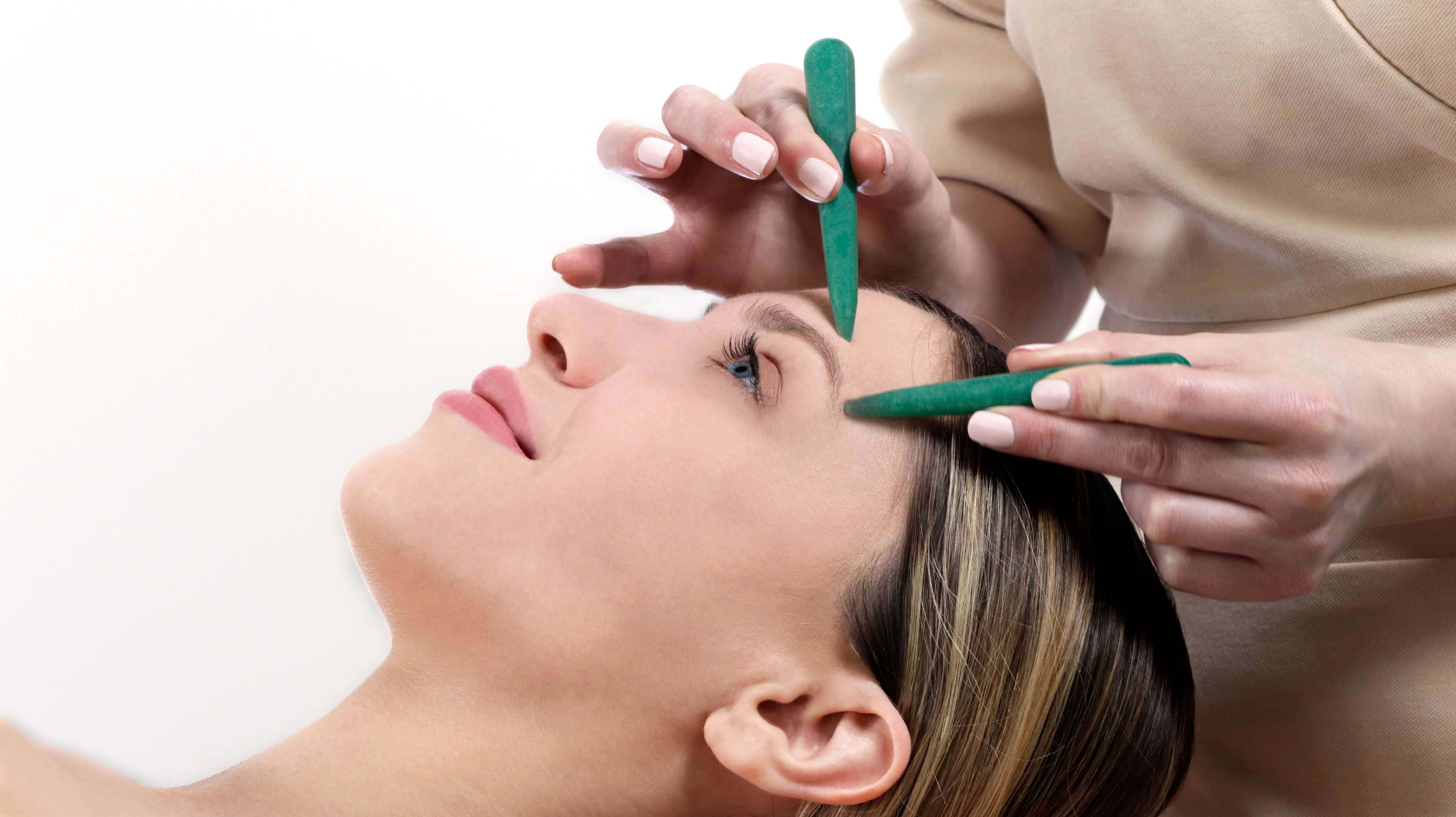 Soin esthétique du visage avec massage aux pierres de jade