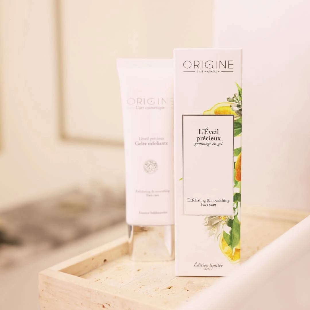 Gommage gel visage L'Eveil précieux d'Origine. Produit posé sur un support en marbre
