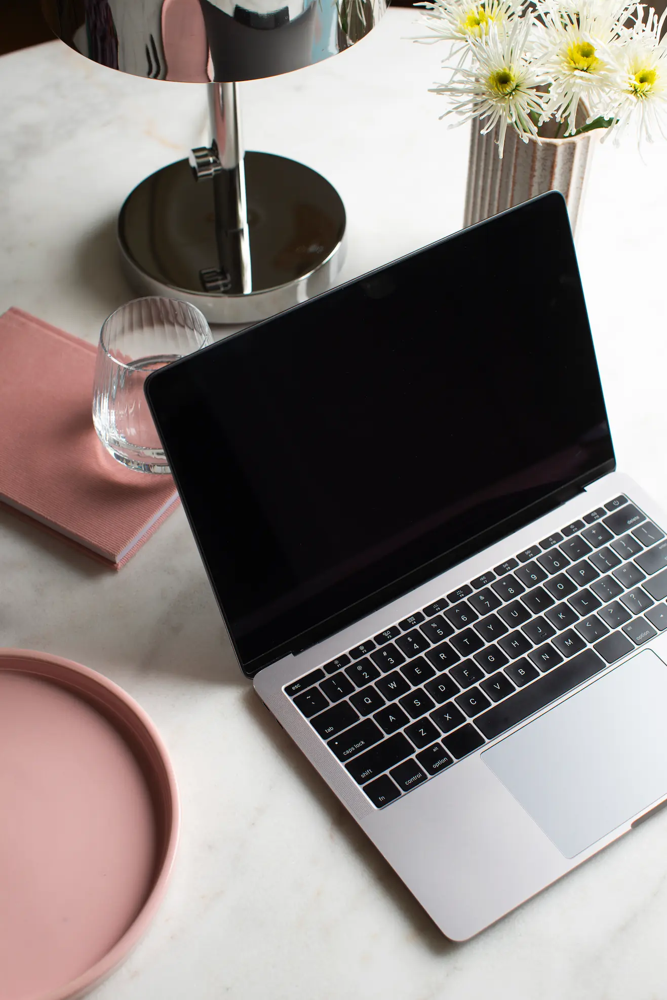 Accompagnement des instituts de beauté - ordinateur posé sur une table en marbre