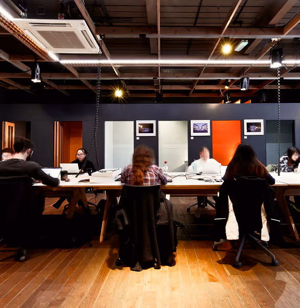 Kantoor ruimte met medewerkers die aan het werk zijn