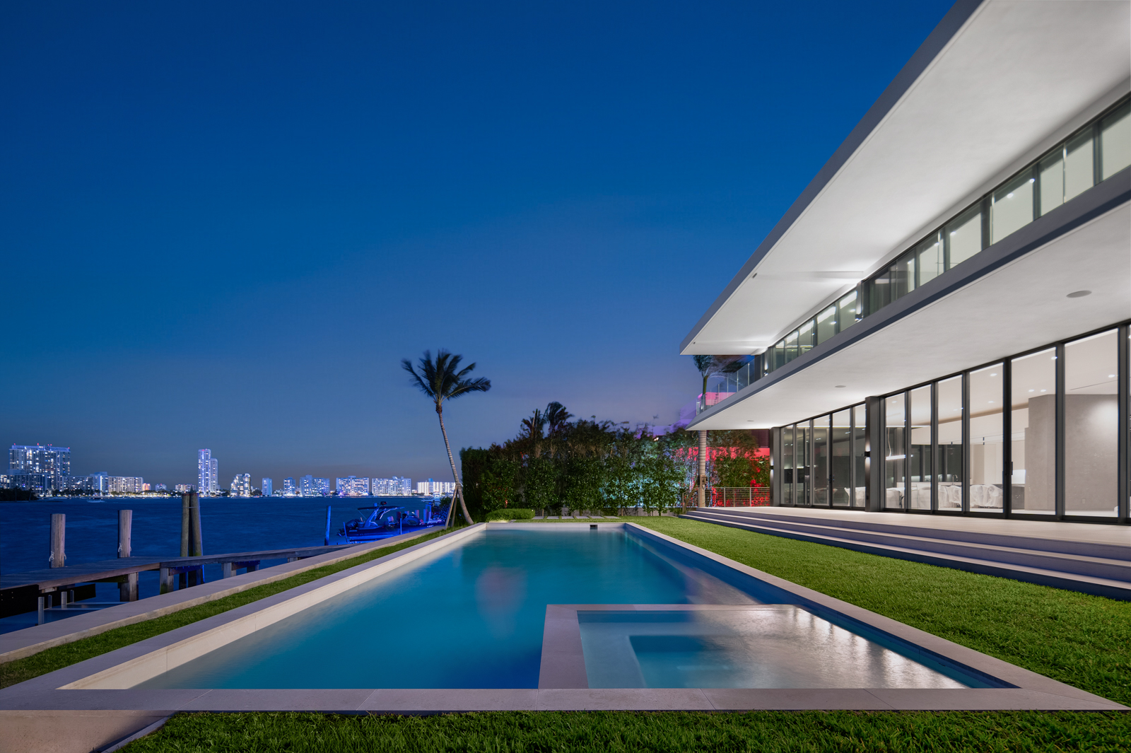 121 Hibiscus - Poolside