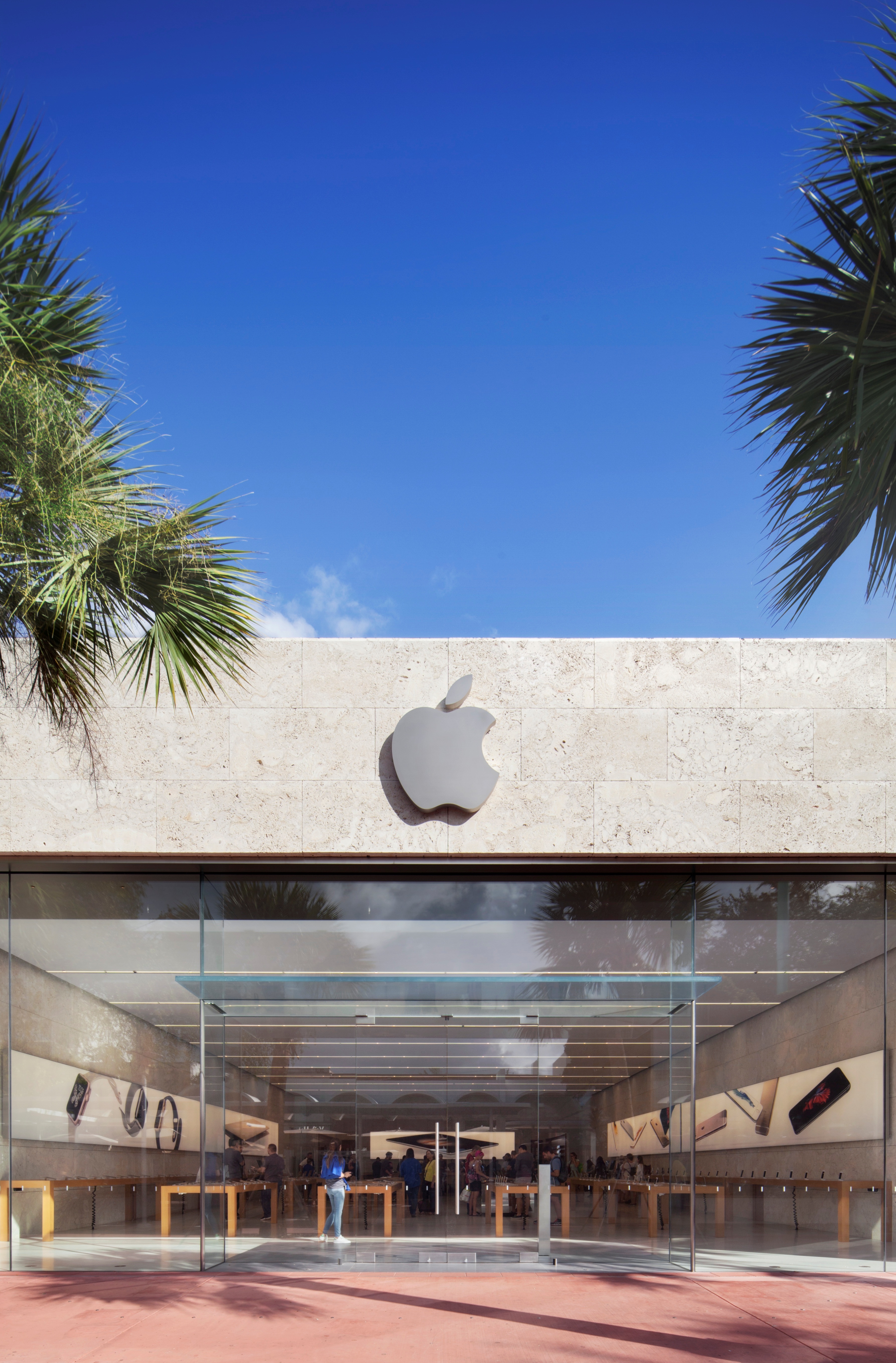 Apple, Lincoln Road - Facade