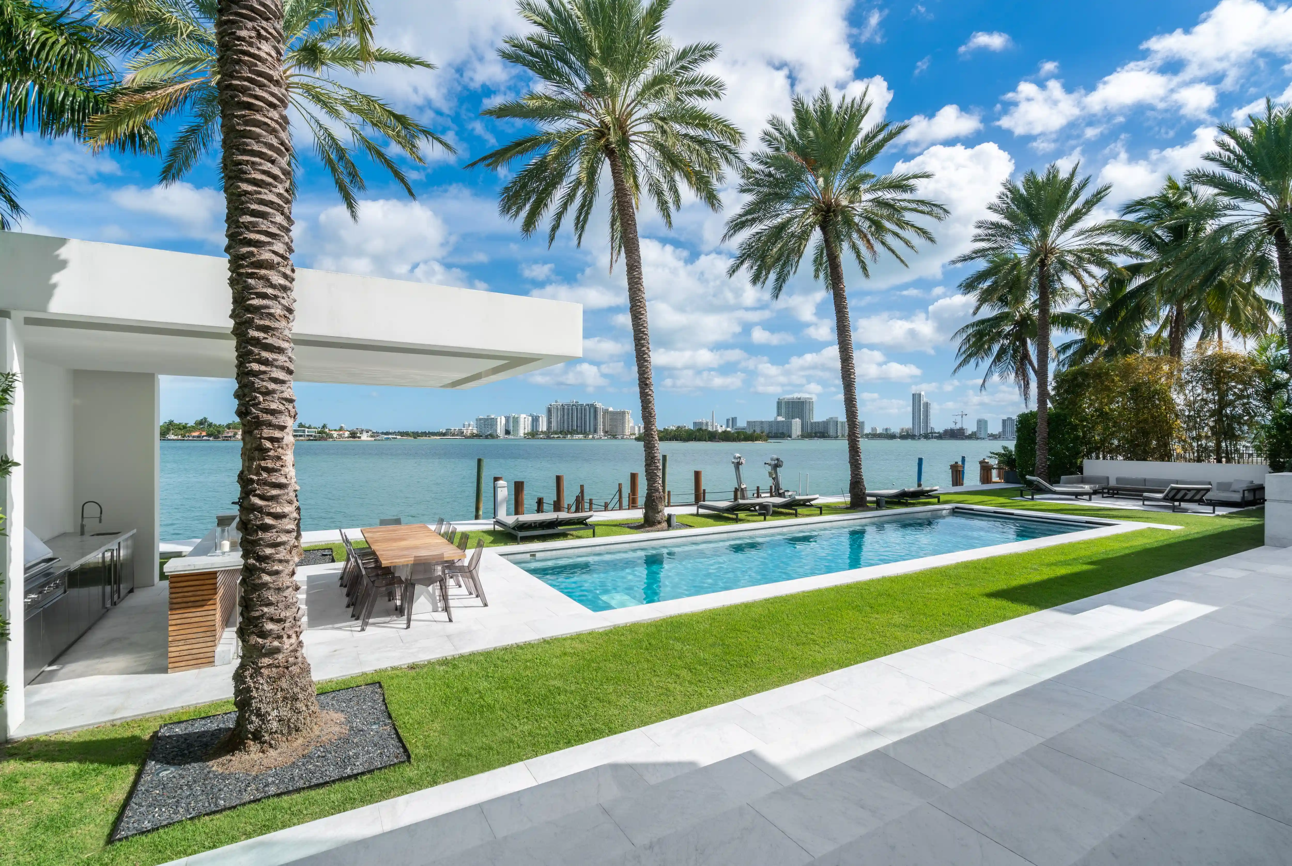 101 Hibiscus - Poolside