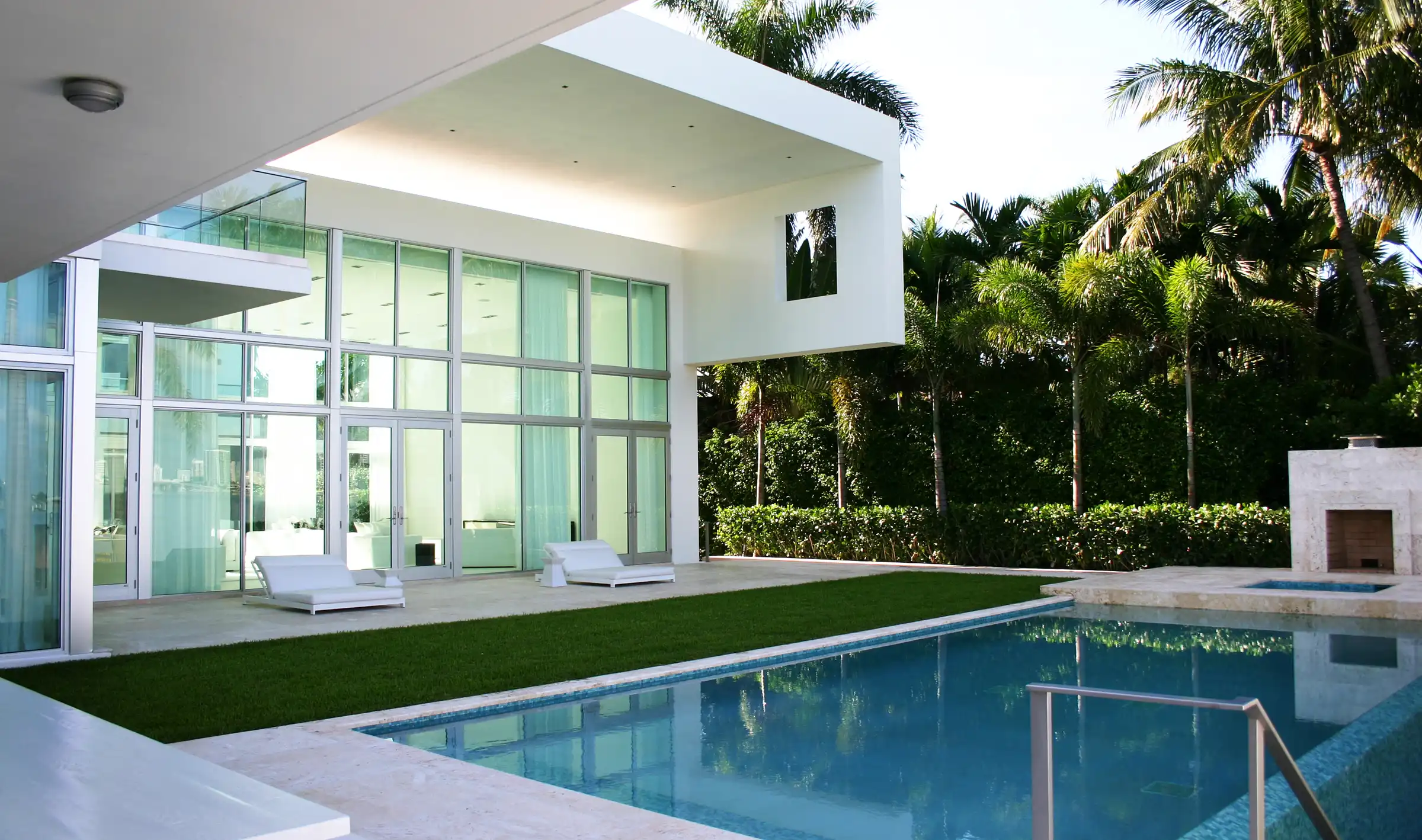 Parasol House - Poolside