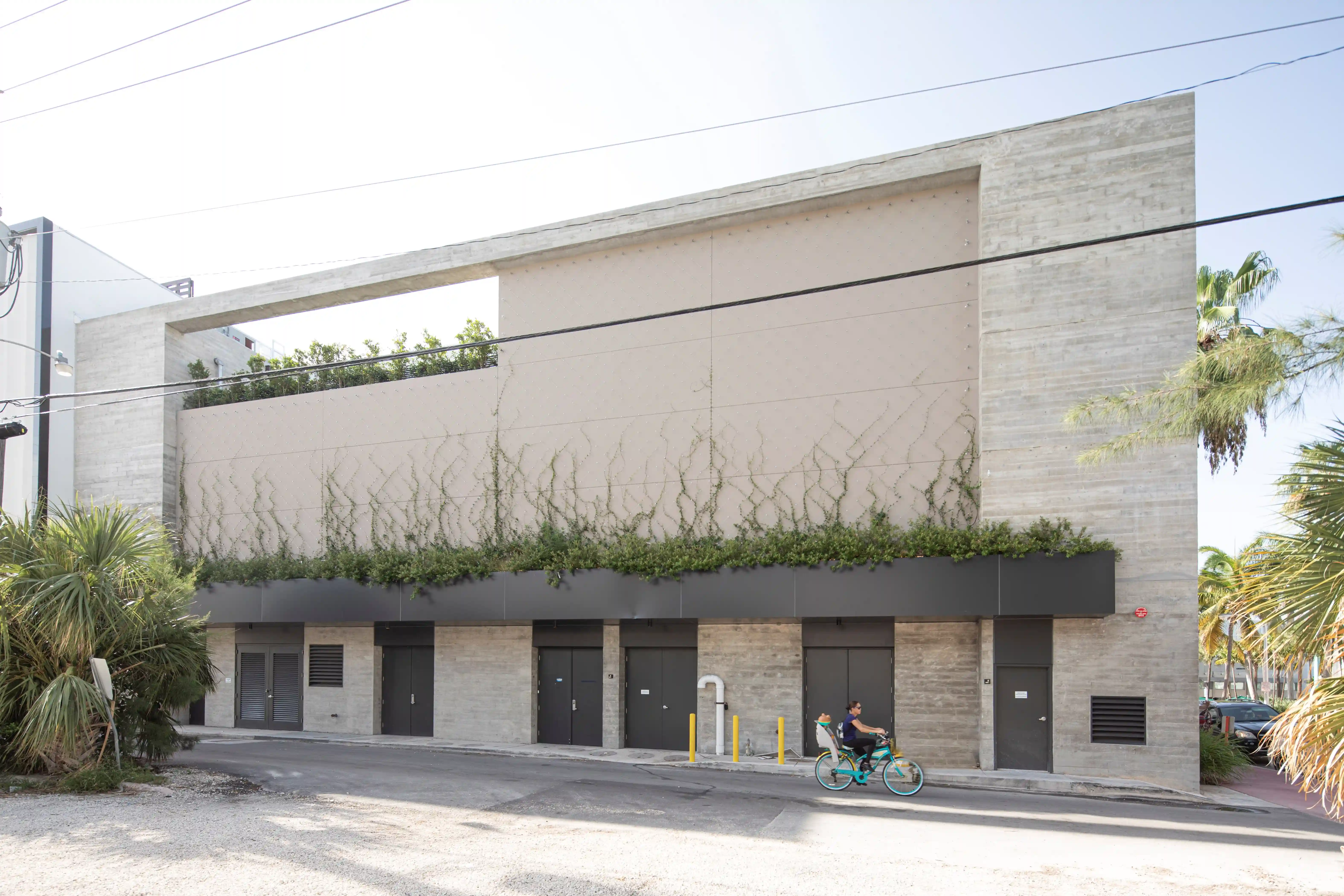 800 Lincoln Road - Exterior