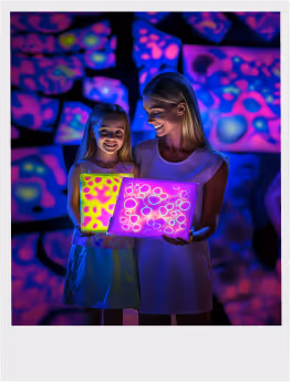 Malen im Schwarzlicht | Neon Nights Kids im Frauenbad Heidelberg