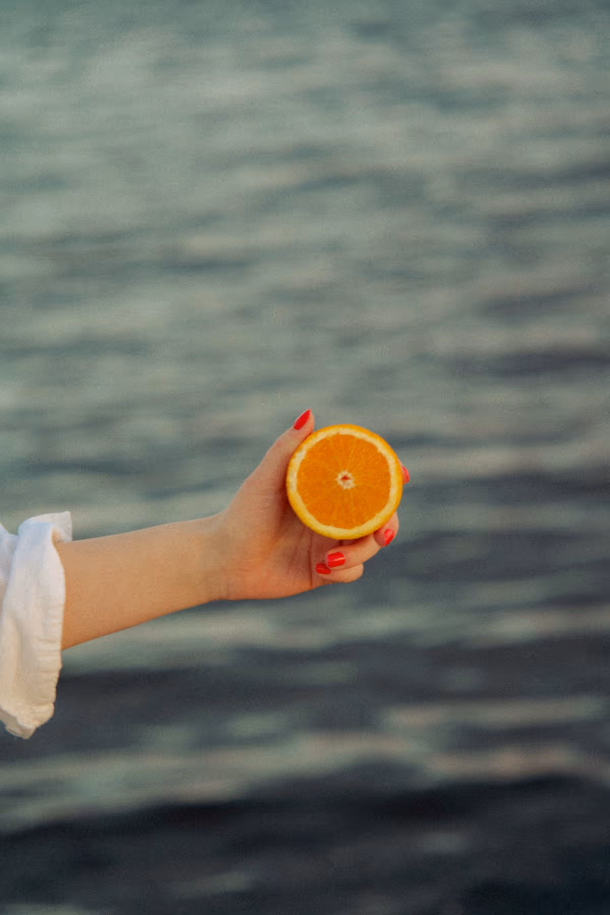 Käsi pitelee puolikasta appelsiinia merimaisemaa vasten, symboloiden Stooren kykyä puristaa markkinoinnin tarinasta konkreettisia ja raikkaita tuloksia