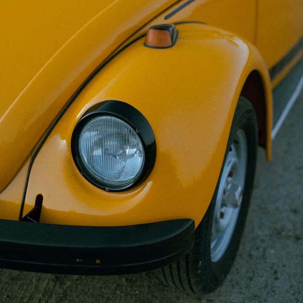 Keltaisen elementin etuvalo symboloimassa kirkasta näkyvyyttä ja Stooren tuloksellista mainonnan hallintaa digitaalisissa kanavissa