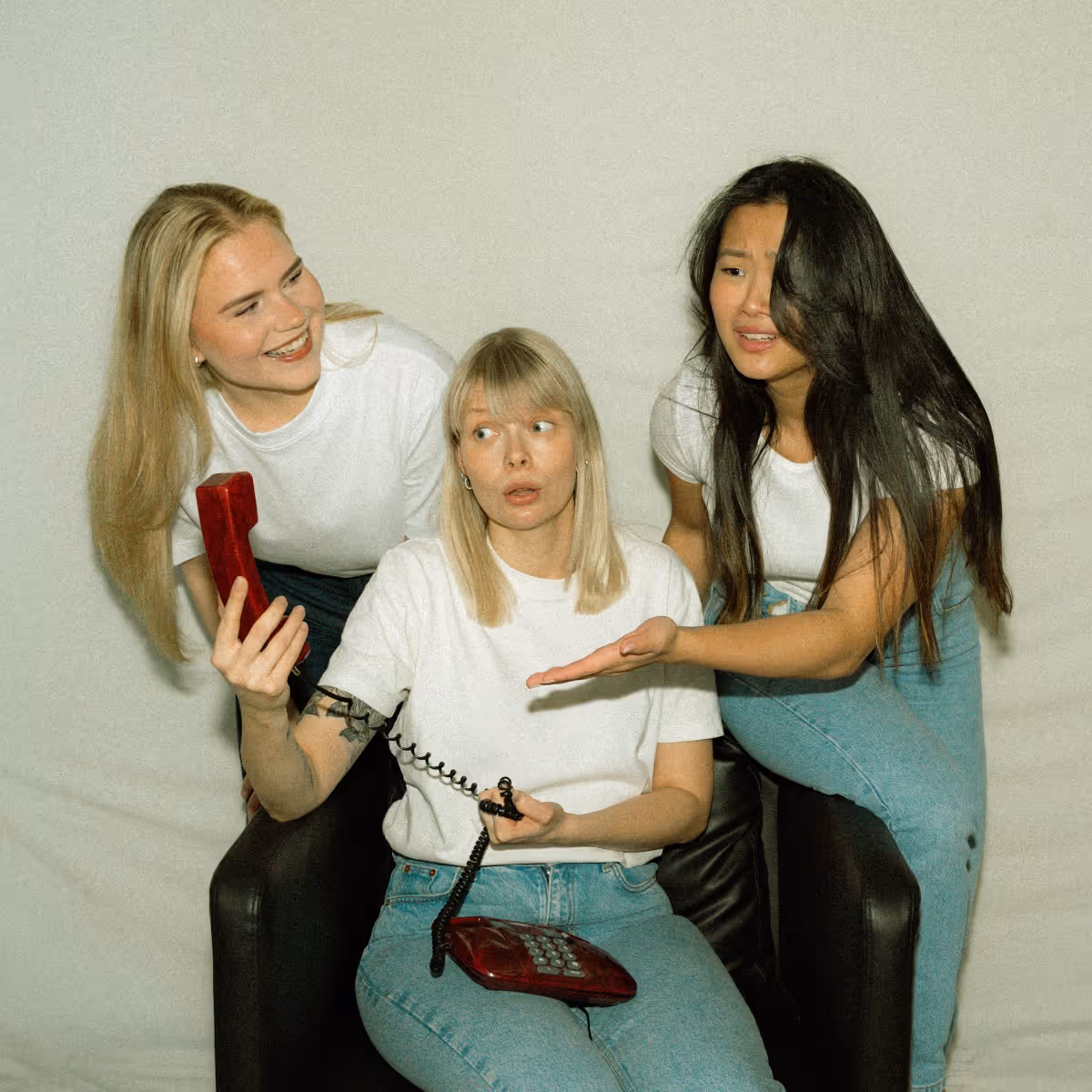 Stooren kolme perustajaa kuuntelevat tarkasti lankapuhelinta, symboloiden tiimin kykyä pysähtyä asiakkaan tarinan äärelle ja löytää vastaukset markkinoinnin haasteisiin