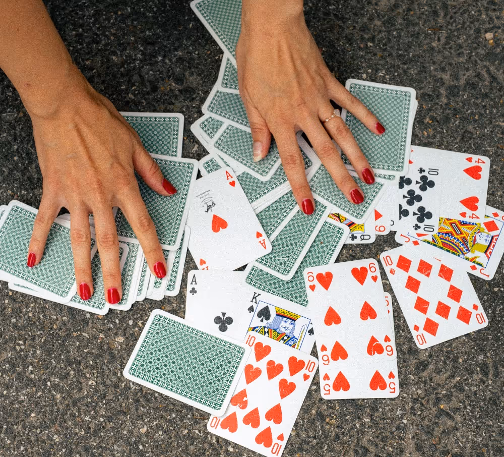 Pelikortit levittäytyvät laajasti asfaltille symboloiden markkinoinnin käyttöönottoa, jatkuvaa näkyvyyttä ja Stooren kokonaisvaltaista otetta asiakkaan kasvuun.