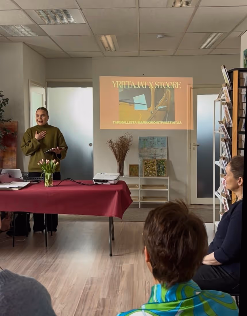 Asiantuntija vetämässä Stooren tarinapajaa yritysryhmälle tarinallisen markkinoinnin kehittämisestä