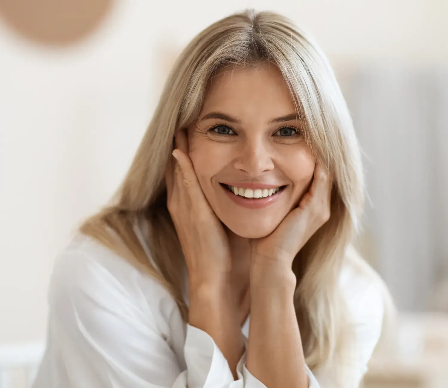 Woman smiling to the camara