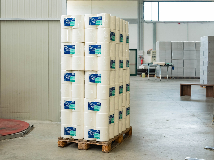 Papirnate role u tvornici papira u Istri, Novigrad, Hrvatska, EU