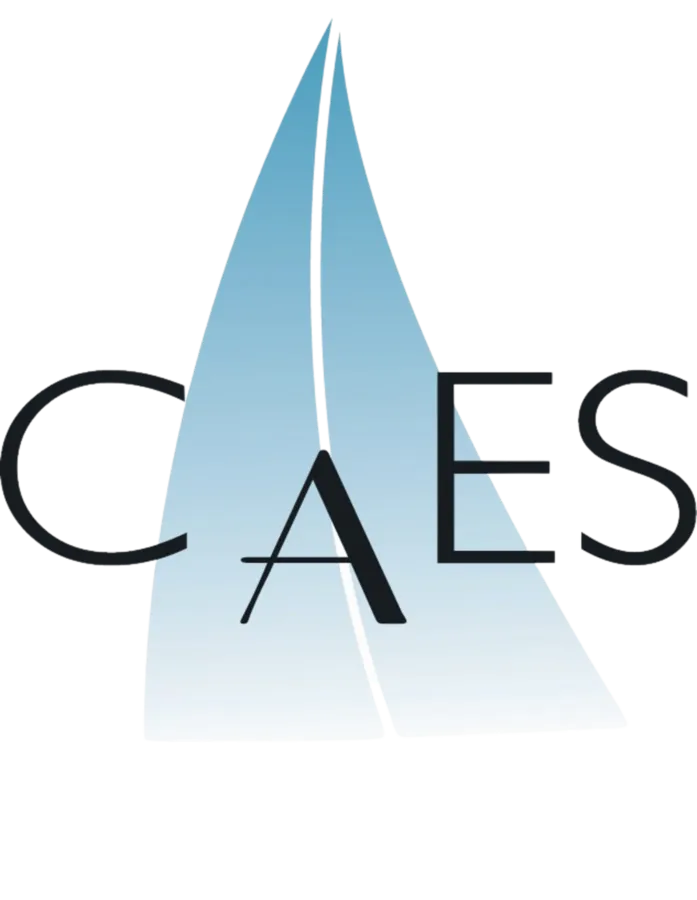 Logo CAES avec un grand voilier bleu dégradé en arrière-plan.