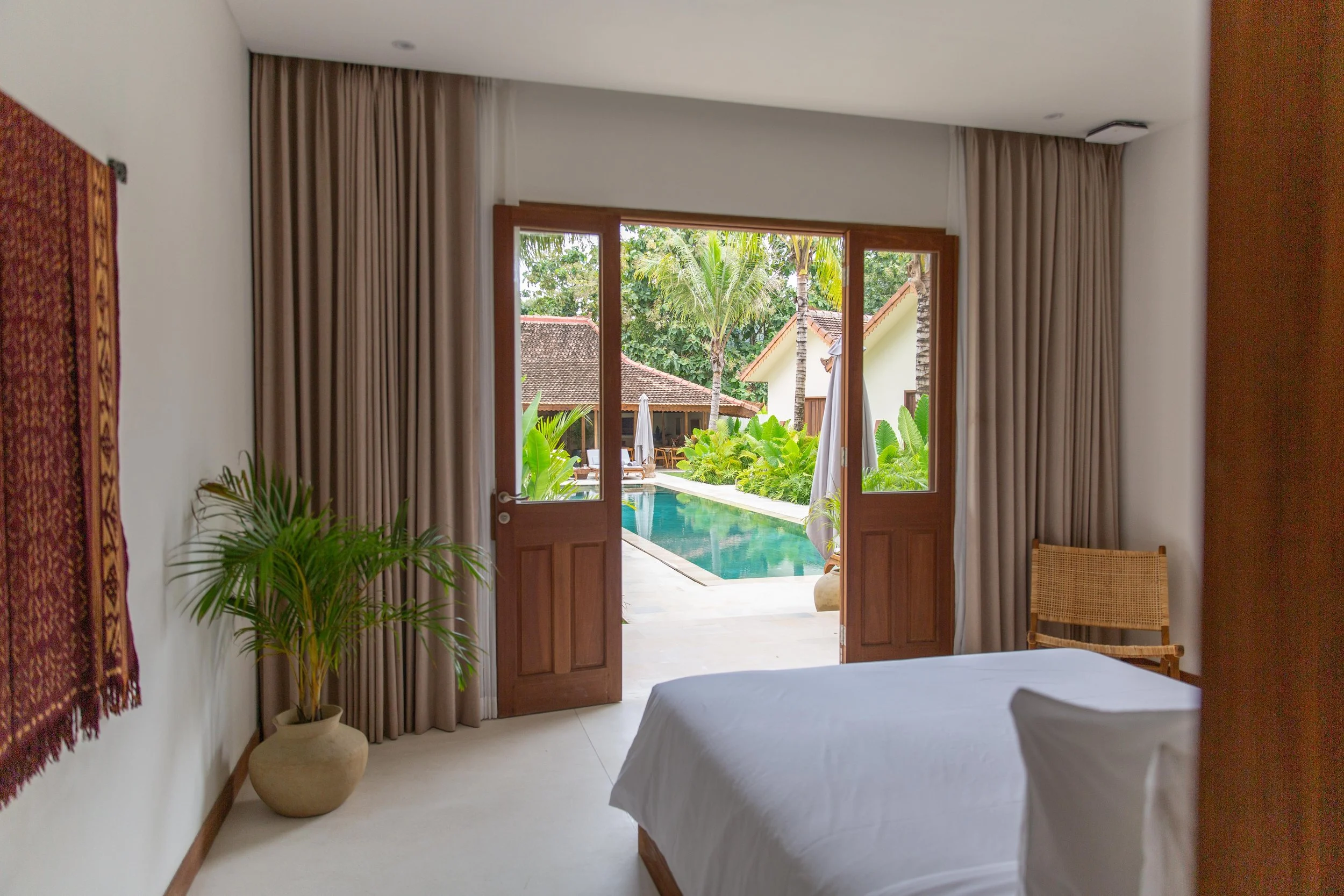 Nomads Boutique Deluxe Room - Bedroom with access to pool