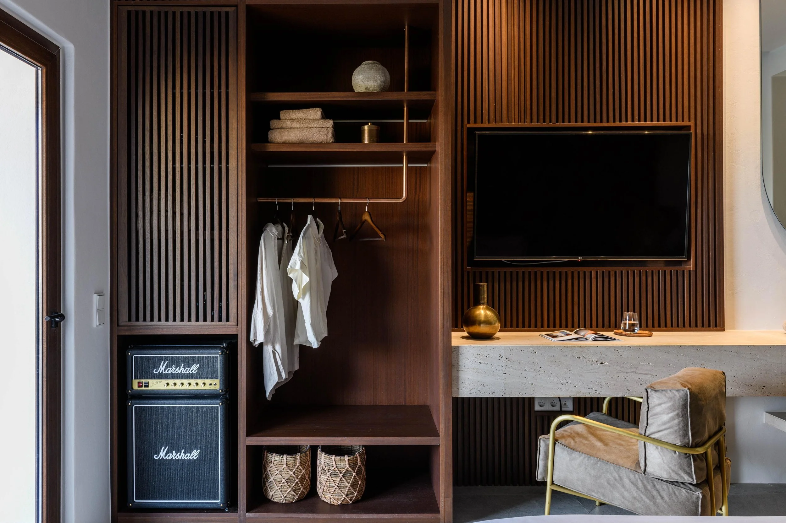 Honeymoon Suite with Private Pool - Wardrobe