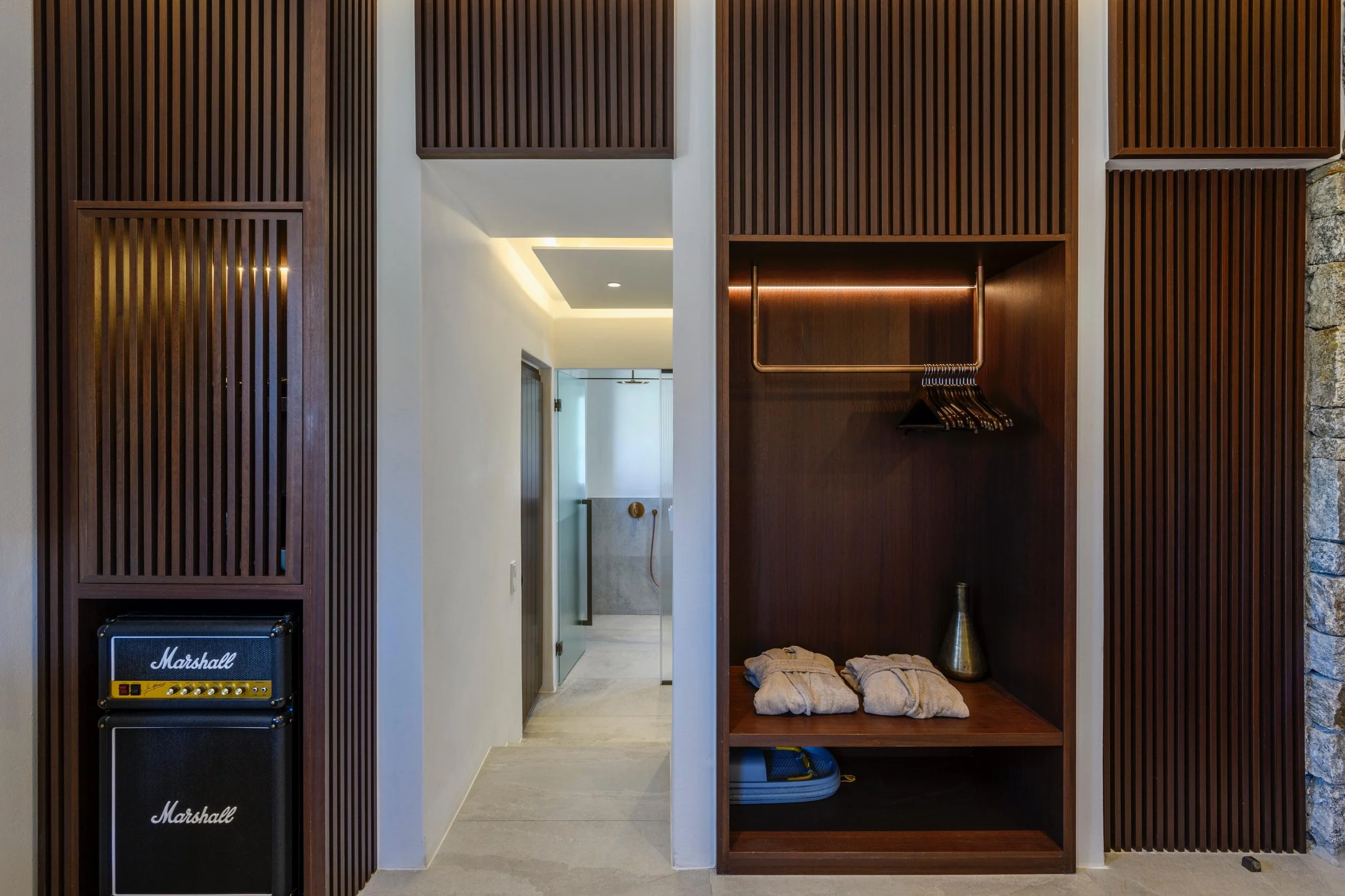 Sea View Suite with Plunge Pool - Wardrobe