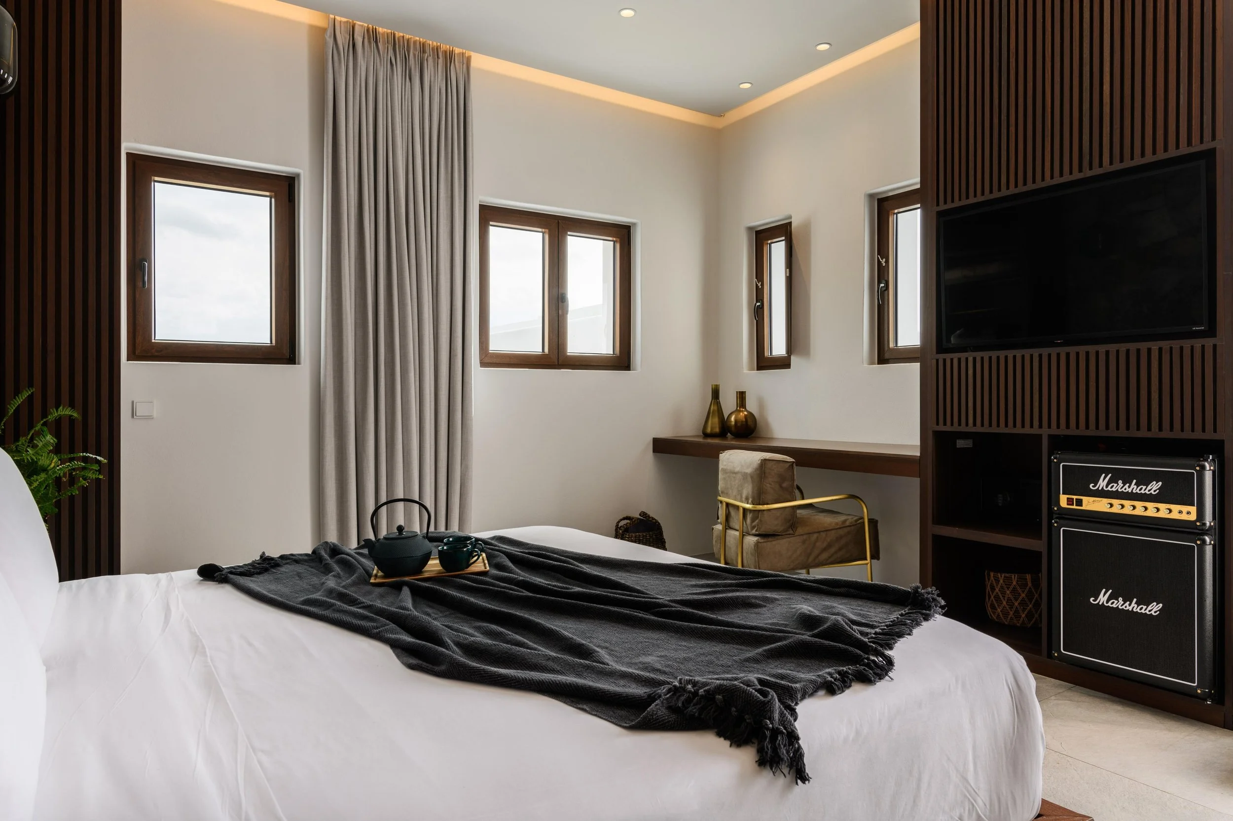 Sea View Suite with Balcony - Bedroom with TV