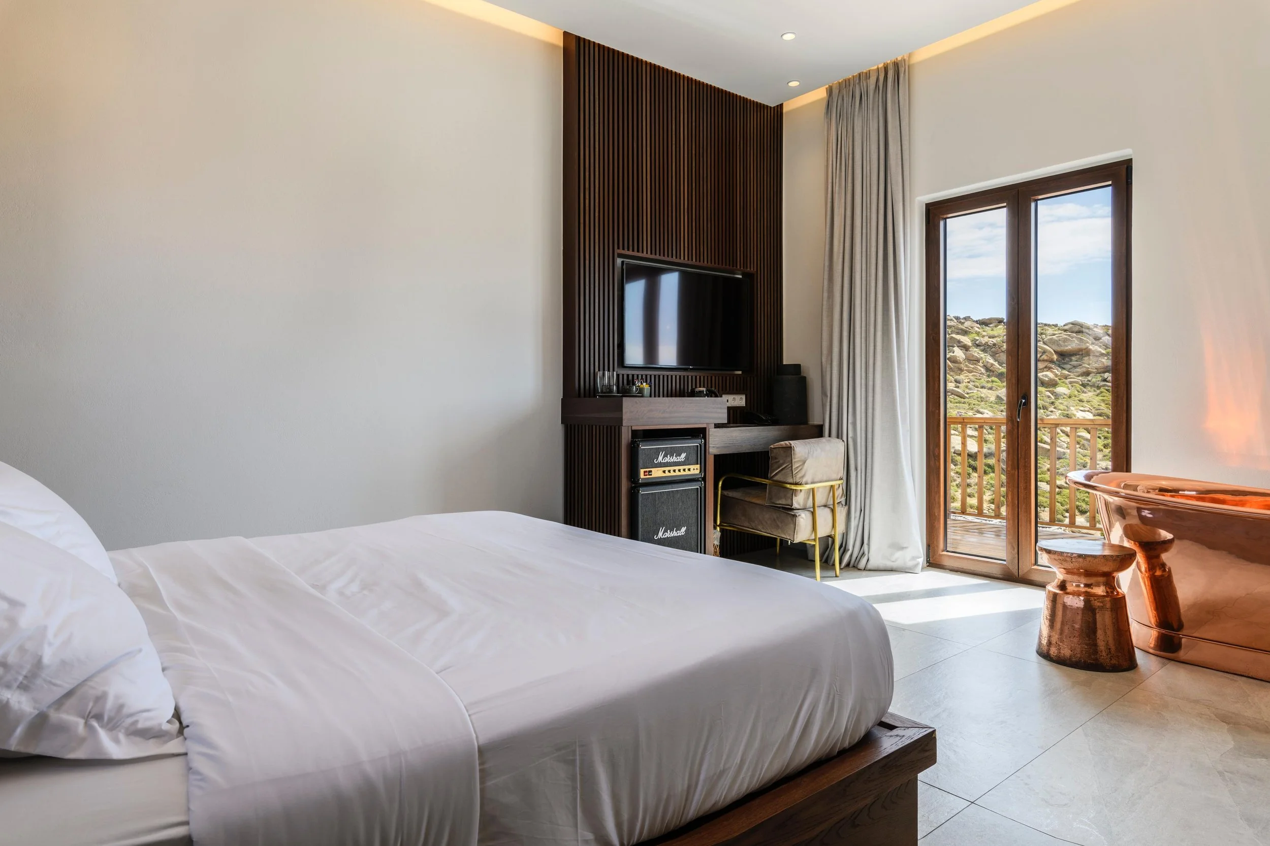 Sea View Suite with Balcony - Bedroom with bathtub