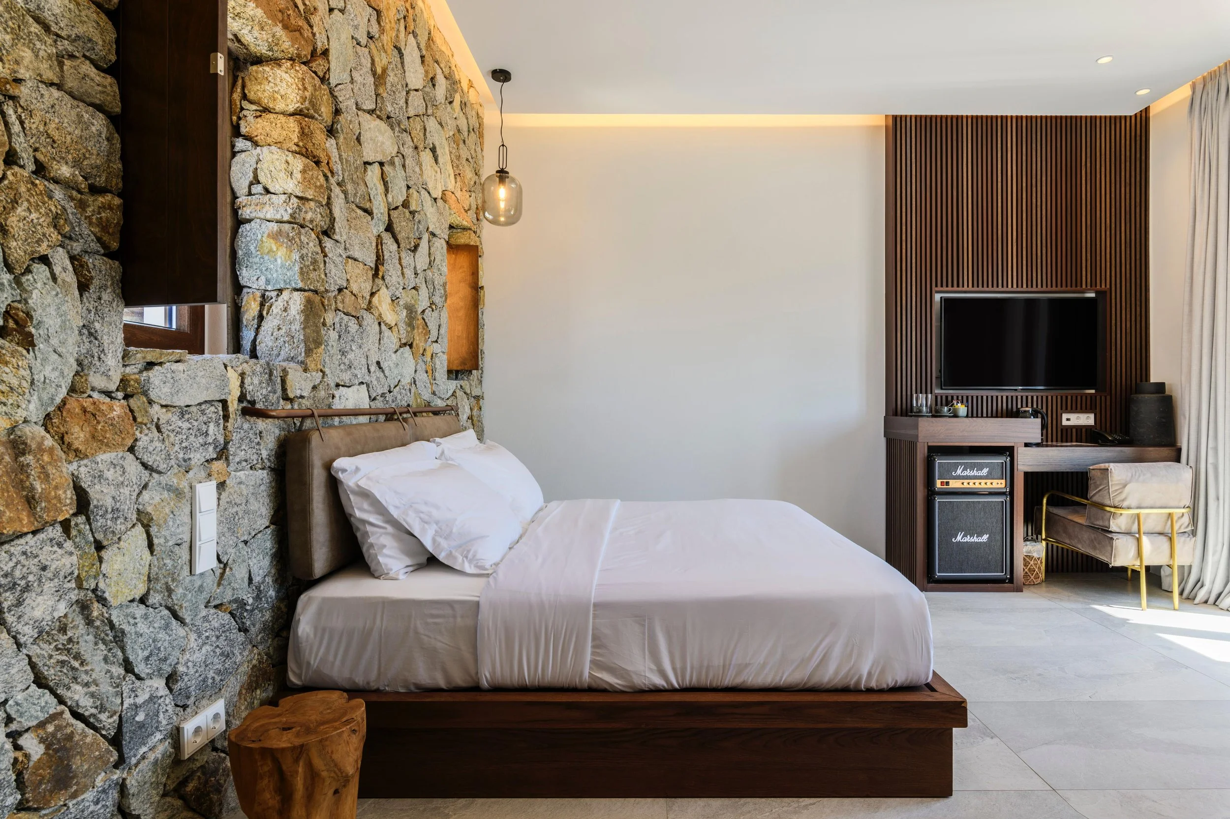 Sea View Suite with Balcony - Bedroom with desk and TV