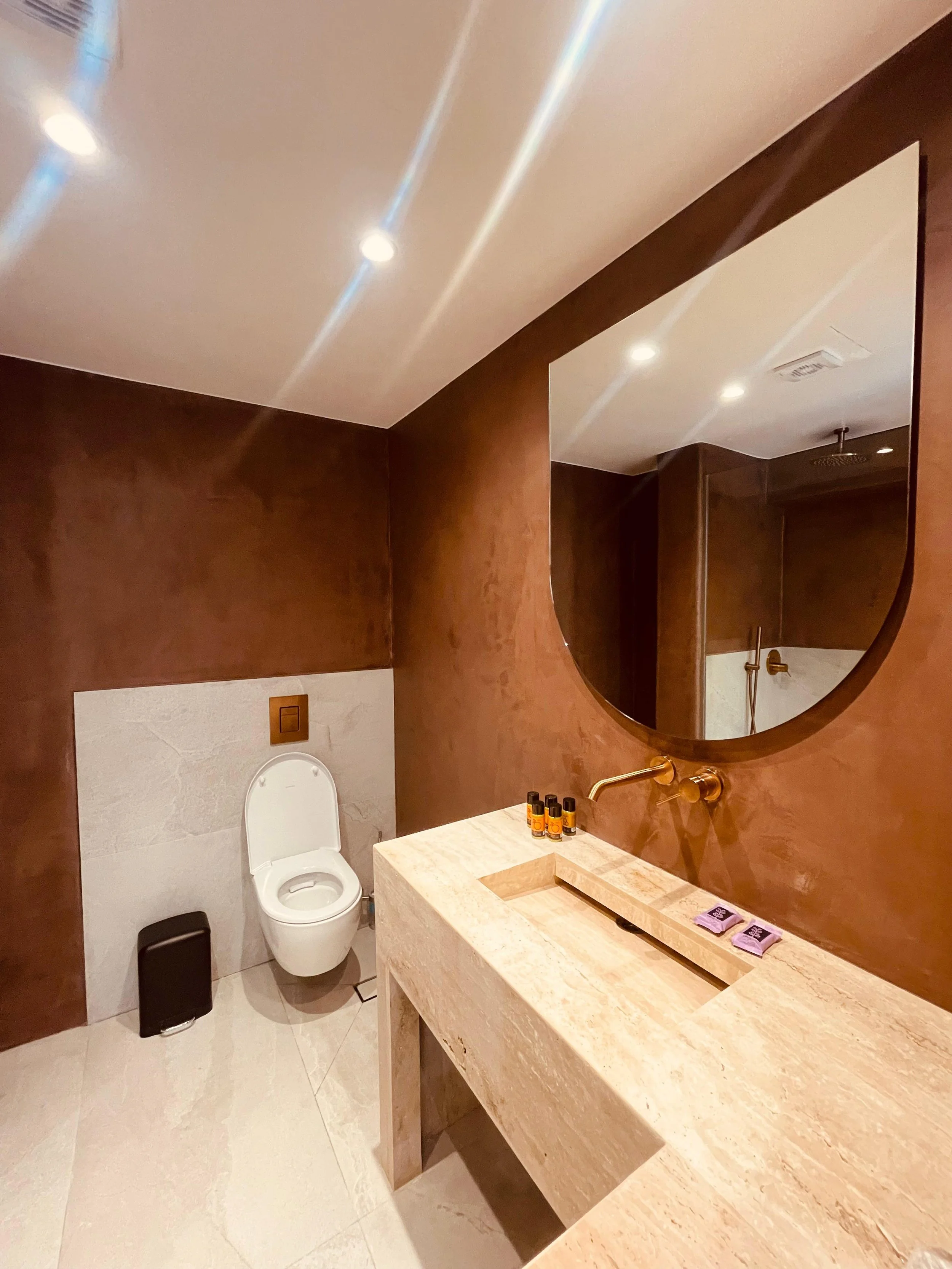 En-suite Room with Balcony - bathroom with toilet