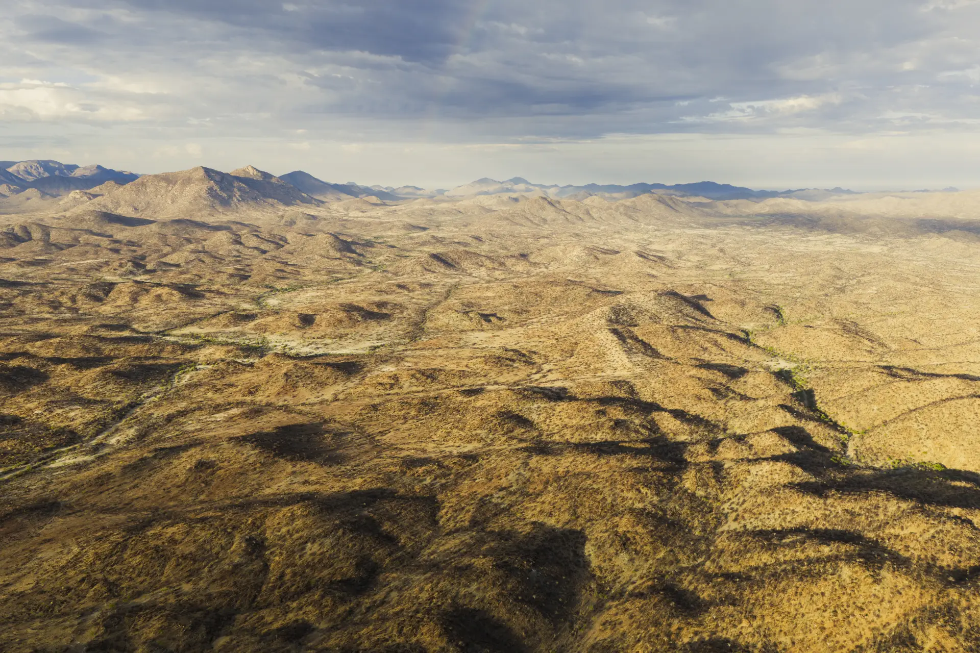 Paysage du désert du Namibe, dans le sud de l'Angola