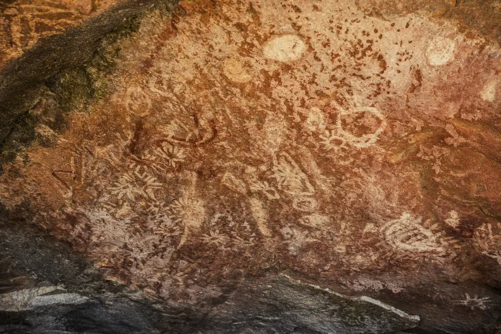 Peintures rupestres sur une paroi rocheuse du site de Tchitundu-Hulu, province du Namibe, Angola