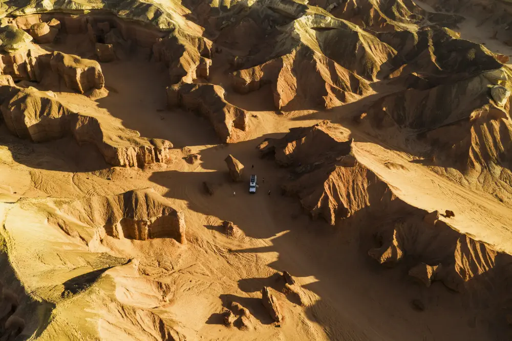 Une voiture de Palanca safaris, passant au milieu des dunes de sables au sud de l'Angola