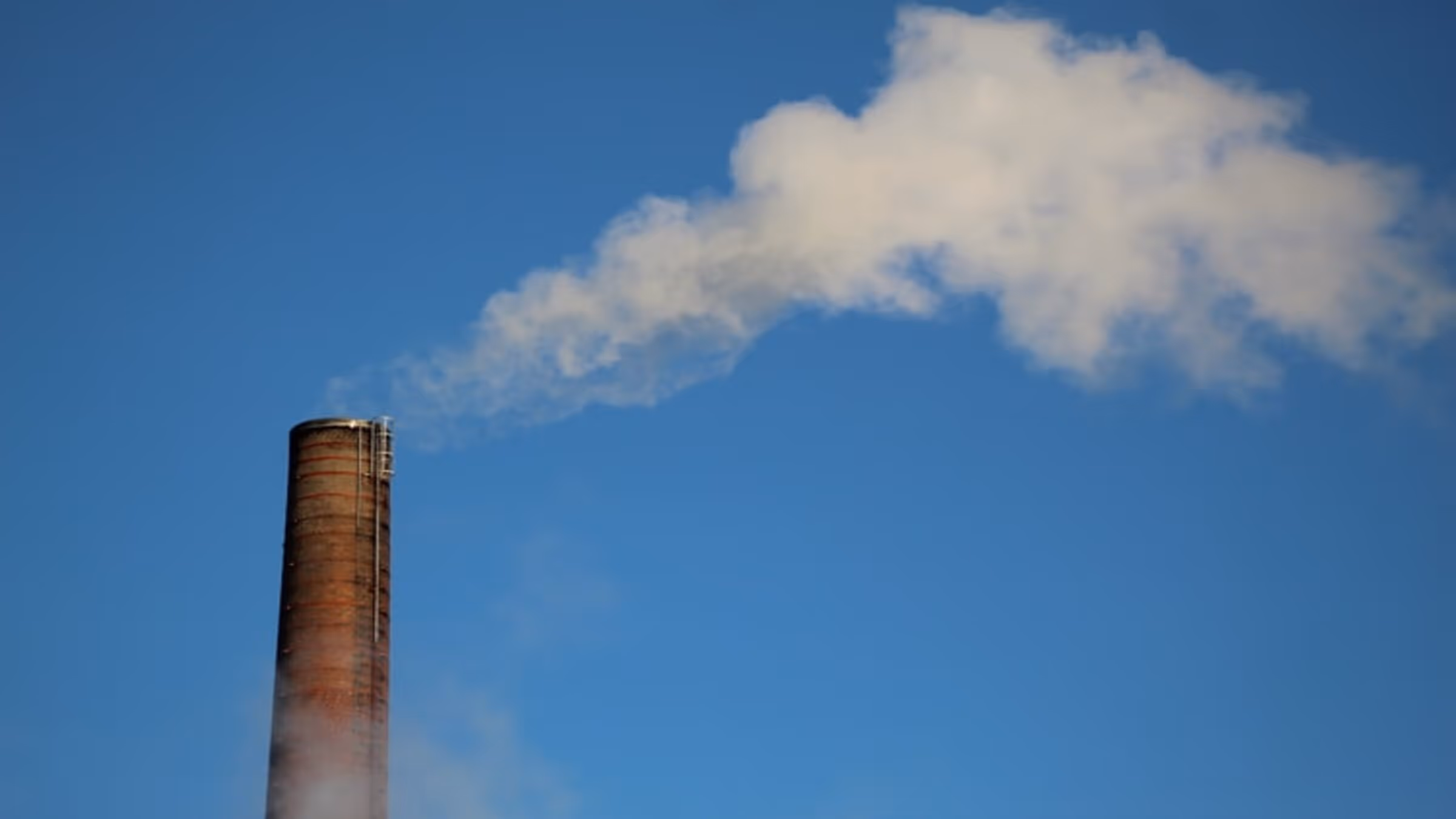 How does plastic cause air pollution?