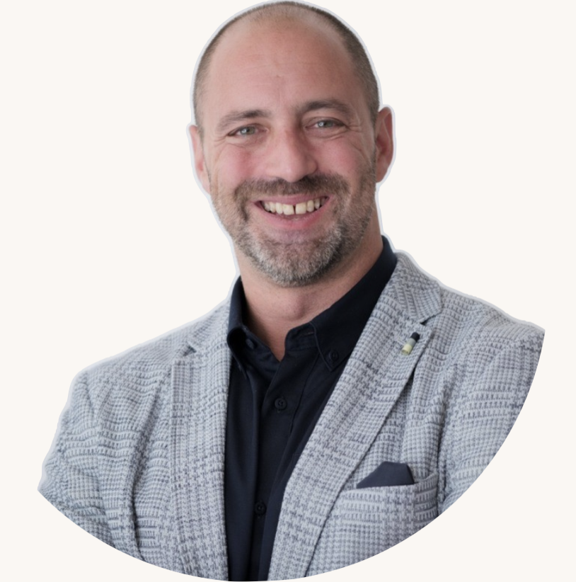 <subject>[headshot] image of customer (for a productivity tools business)</subject>