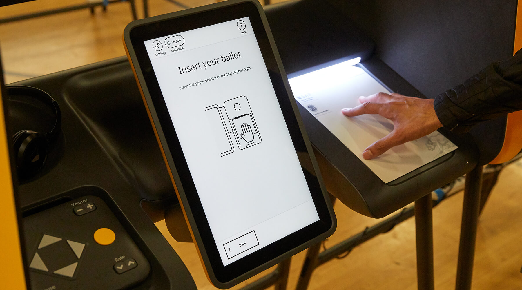 Touchscreen voters can navigate in the voting process