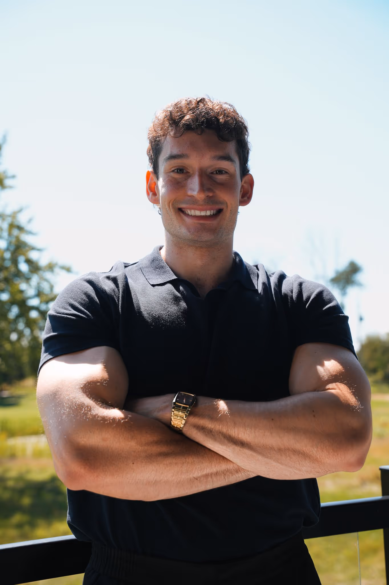 Photo d'un coach musclé souriant.