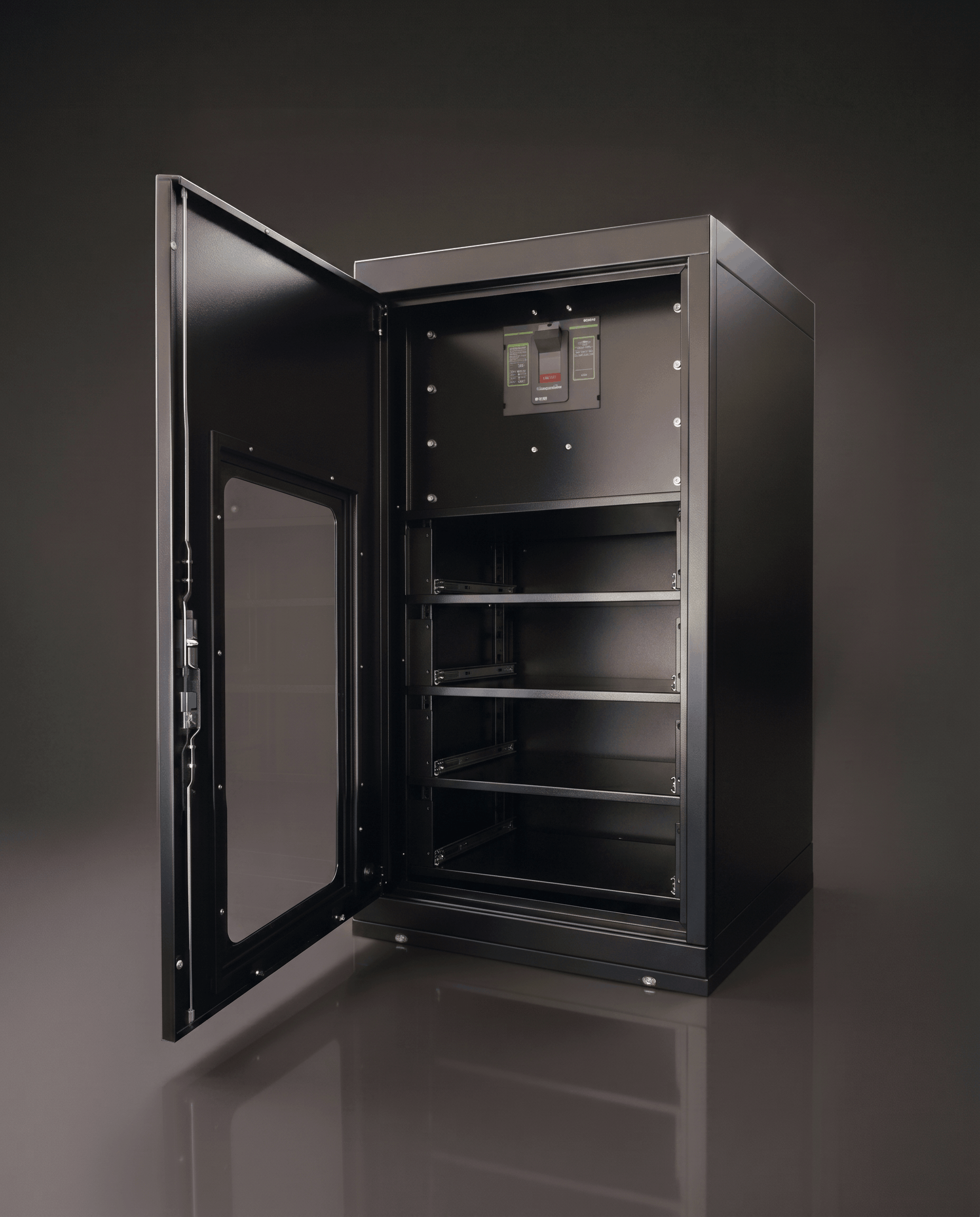 Armoire NITRO avec la porte ouverte contenant plusieurs batteries NITRO alignés verticalement.