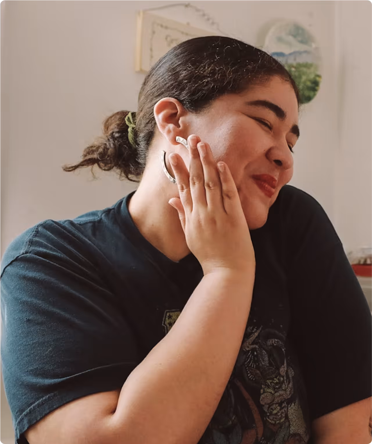 women-giggling-desktop