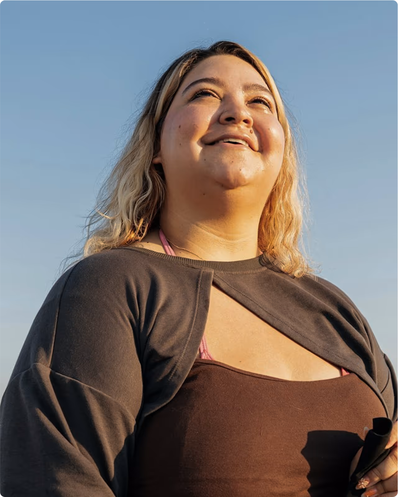 women-smiling-looking-to-the-sky-desktop