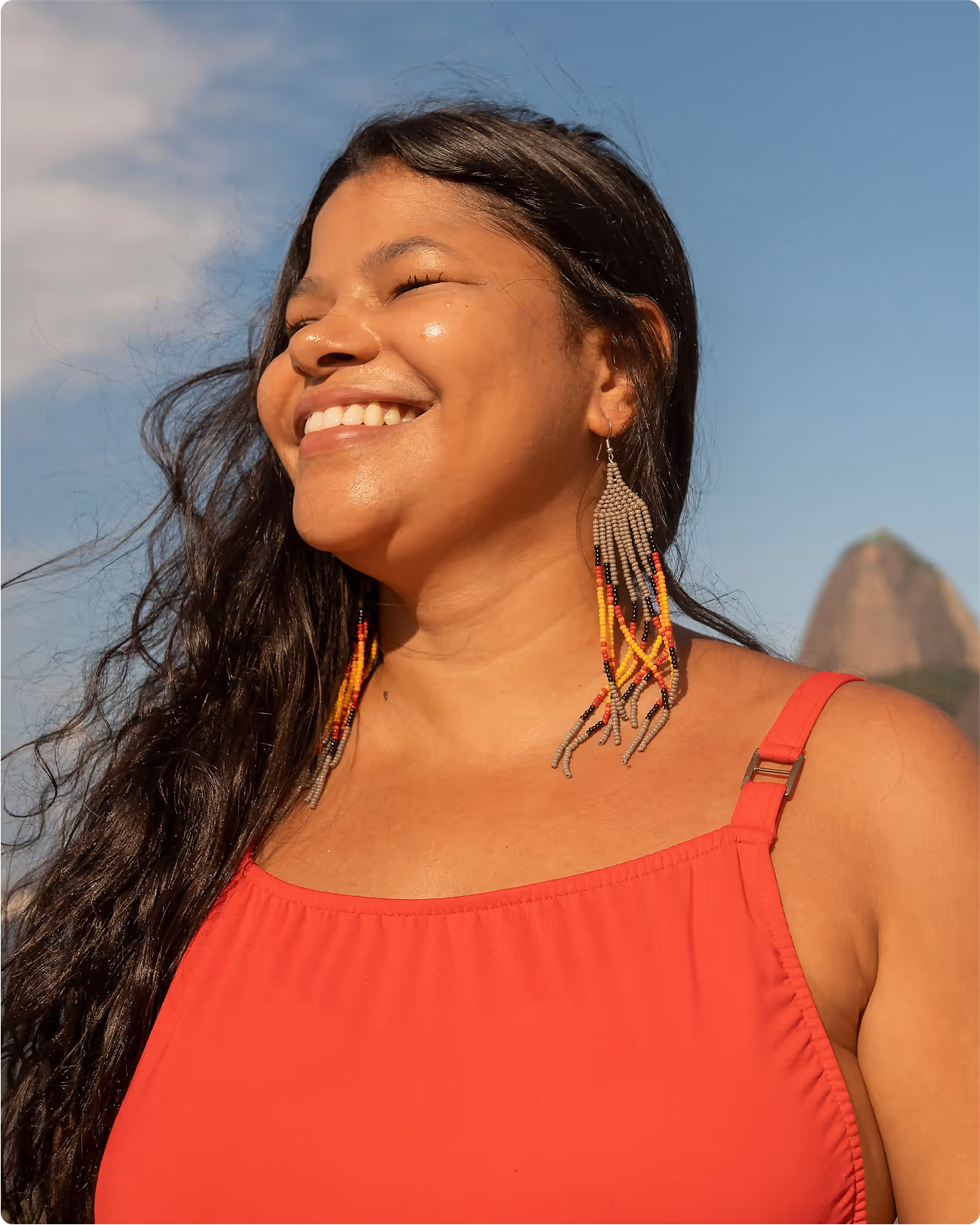 women-in-red-smiling-desktop