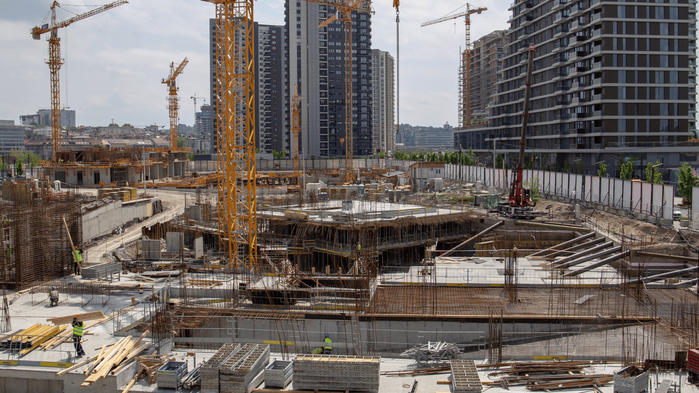 Comparison of mitigation walls, sound walls, and temporary barriers for noise control in urban projects.