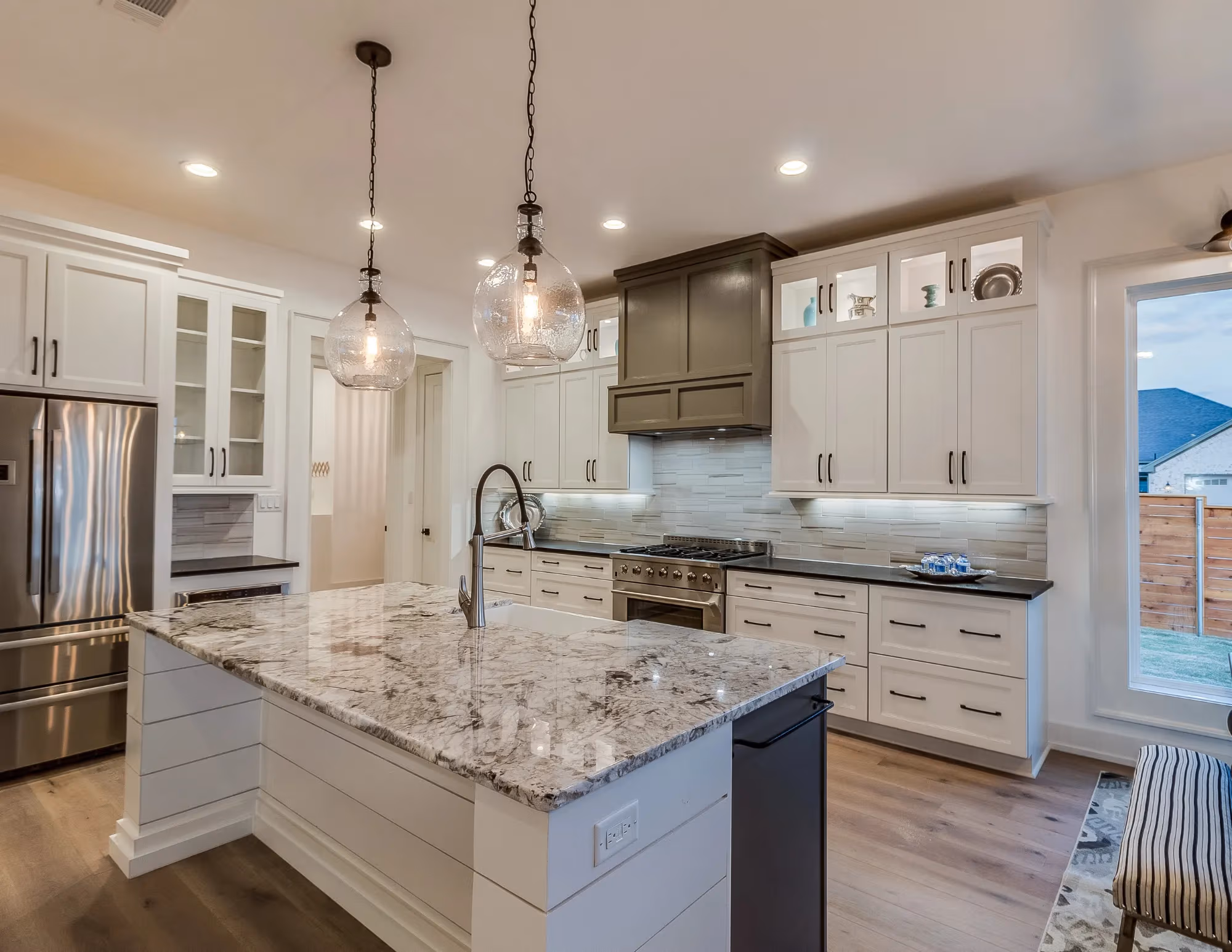 Quartz vs. Granite: Which Countertop is Right for Your Remodel?
