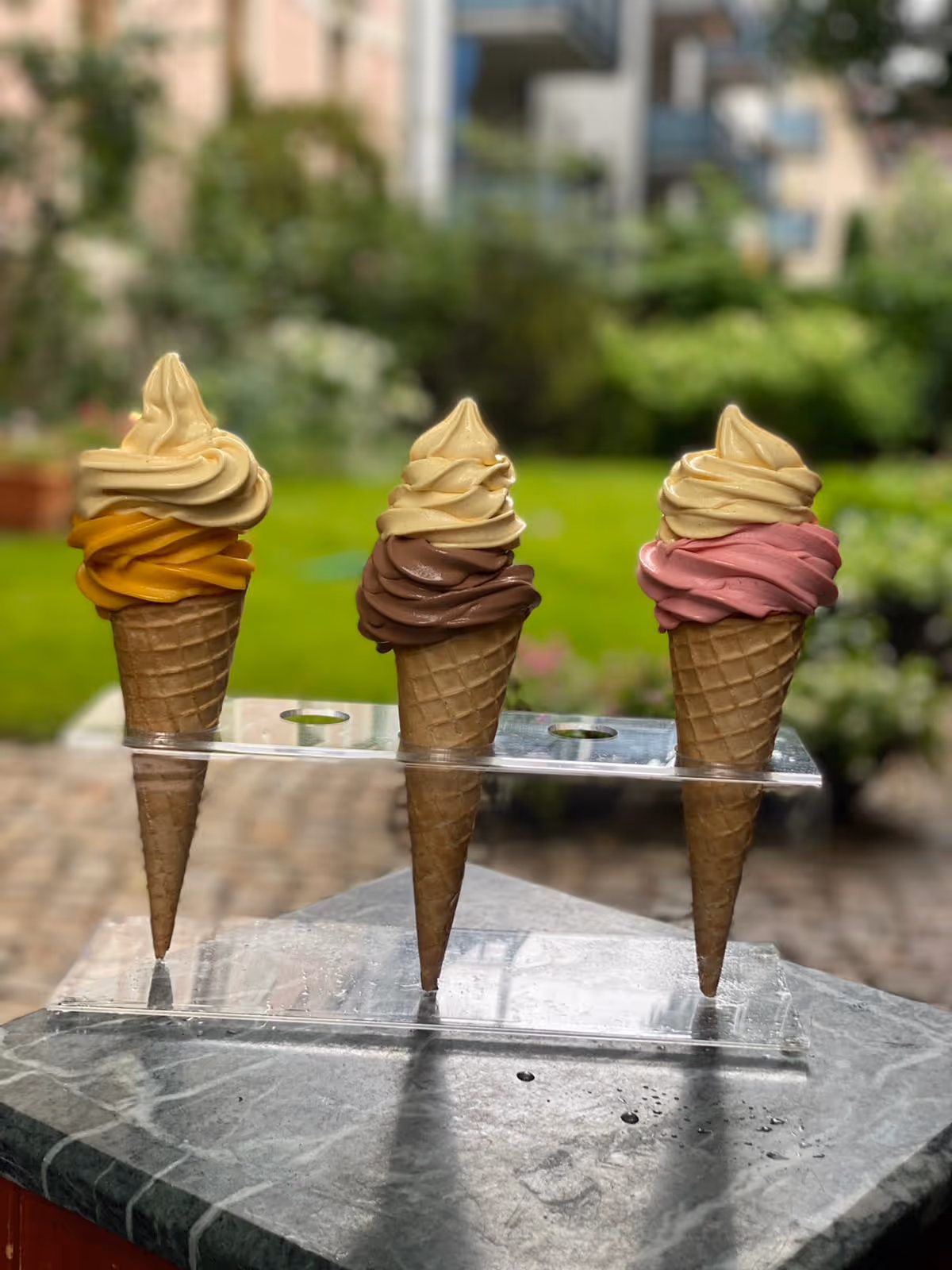 Eiswaffeln mit Softeis in verschiedenen Sorten beim Eis-Kurs an der Eisfachschule Berlin, begleitet von YouTuberin The Ice Cream Girl